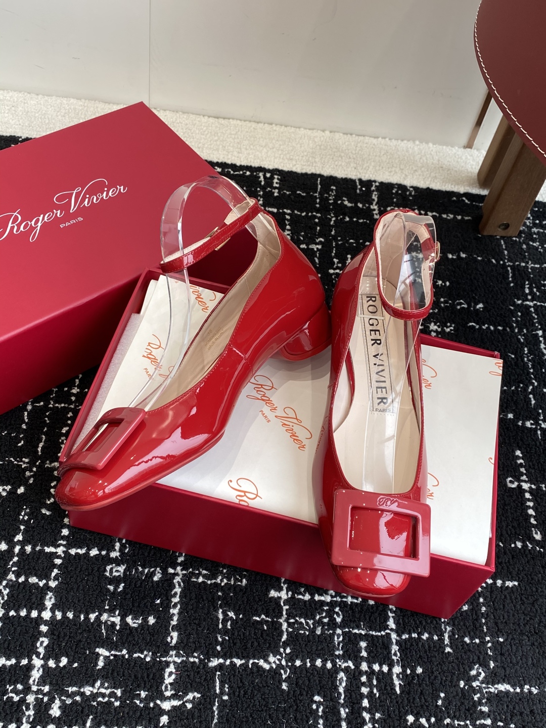代购级
Roger Vivier RV 25ss 新款 烤漆方扣单鞋

始创于1965年，Roger V