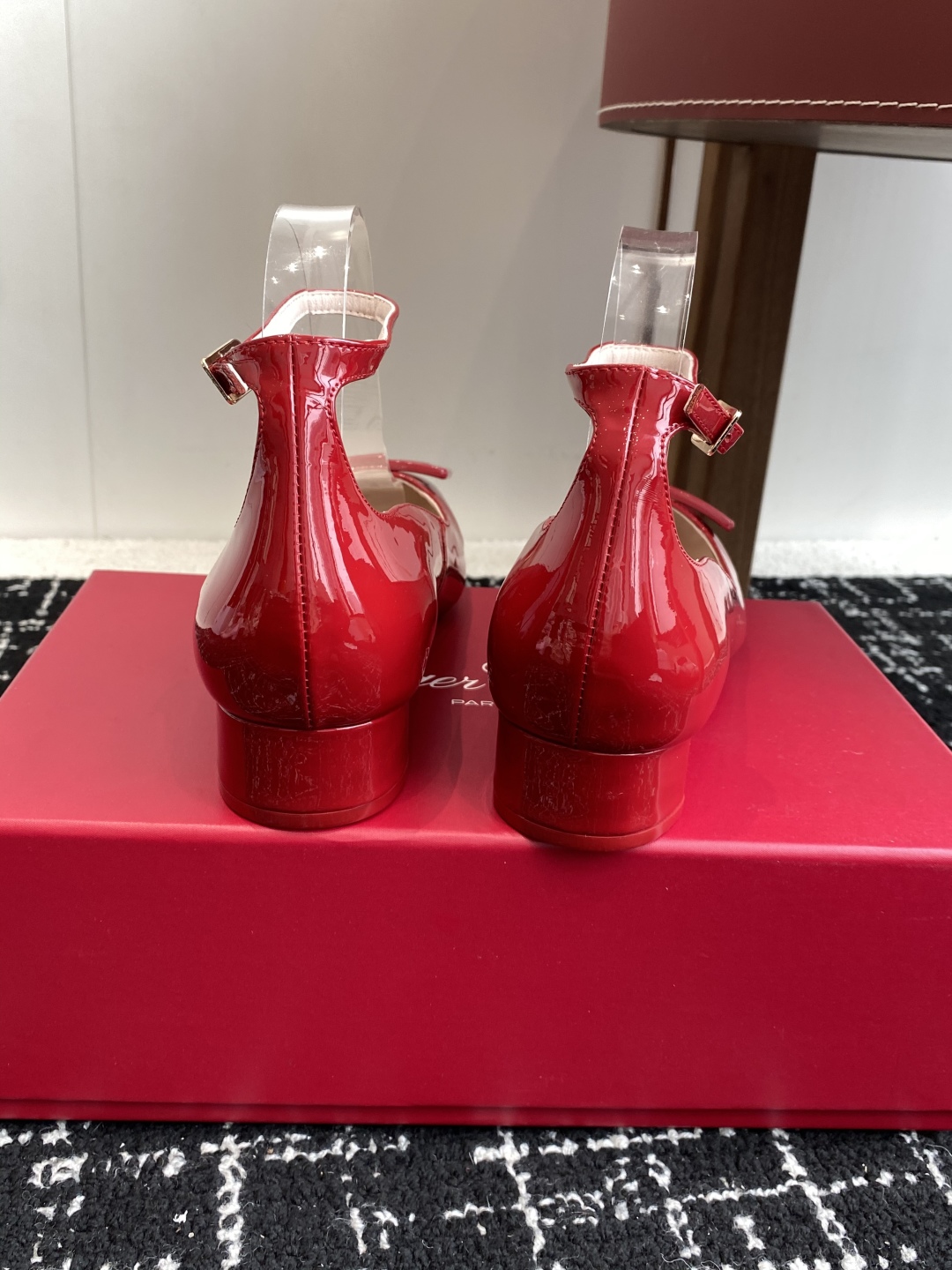 代购级
Roger Vivier RV 25ss 新款 烤漆方扣单鞋

始创于1965年，Roger V