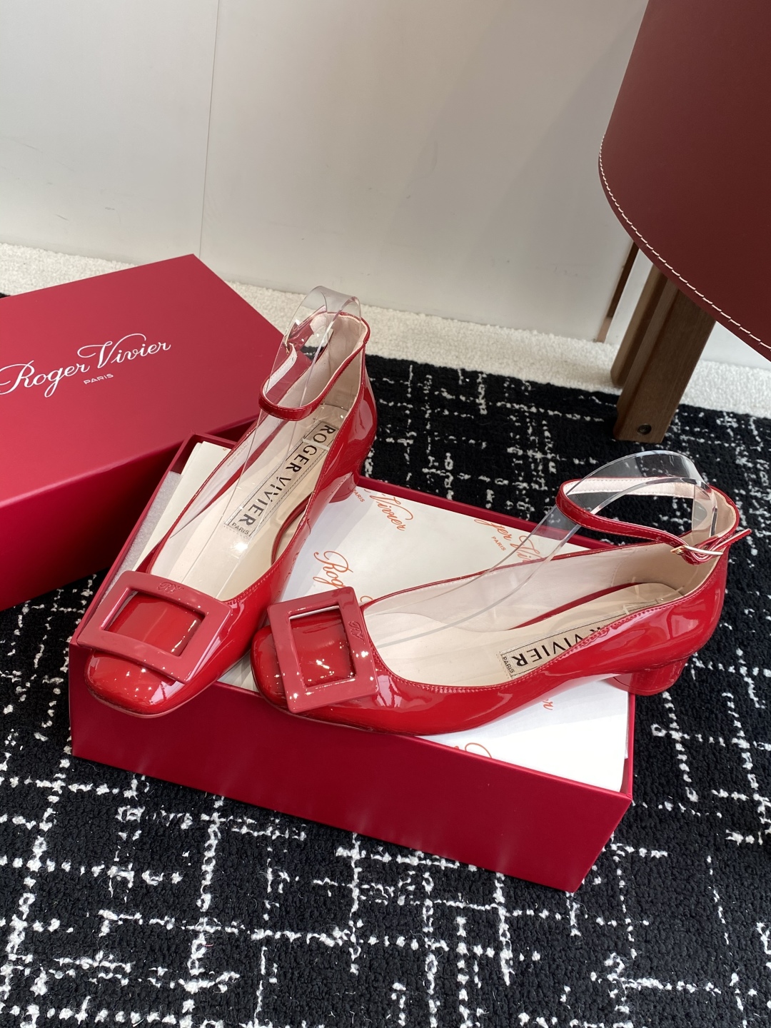 代购级
Roger Vivier RV 25ss 新款 烤漆方扣单鞋

始创于1965年，Roger V