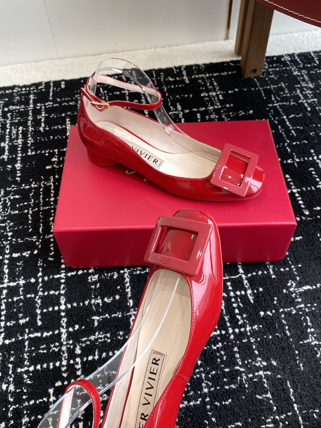 代购级
Roger Vivier RV 25ss 新款 烤漆方扣单鞋

始创于1965年，Roger V
