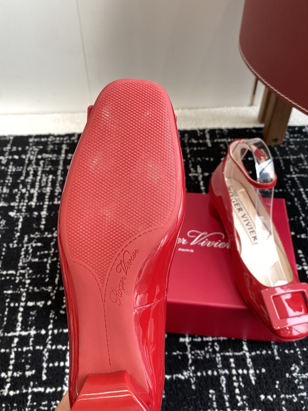 代购级
Roger Vivier RV 25ss 新款 烤漆方扣单鞋

始创于1965年，Roger V