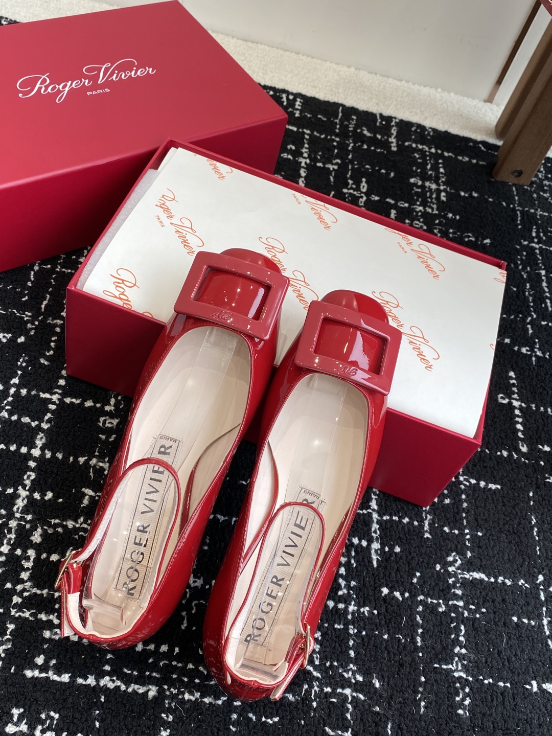 代购级
Roger Vivier RV 25ss 新款 烤漆方扣单鞋

始创于1965年，Roger V