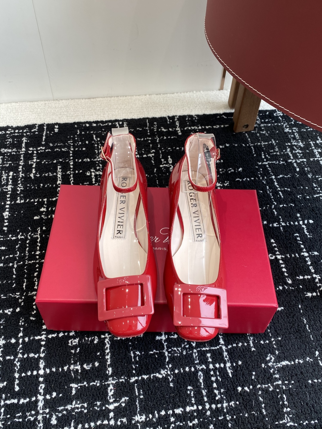 代购级
Roger Vivier RV 25ss 新款 烤漆方扣单鞋

始创于1965年，Roger V