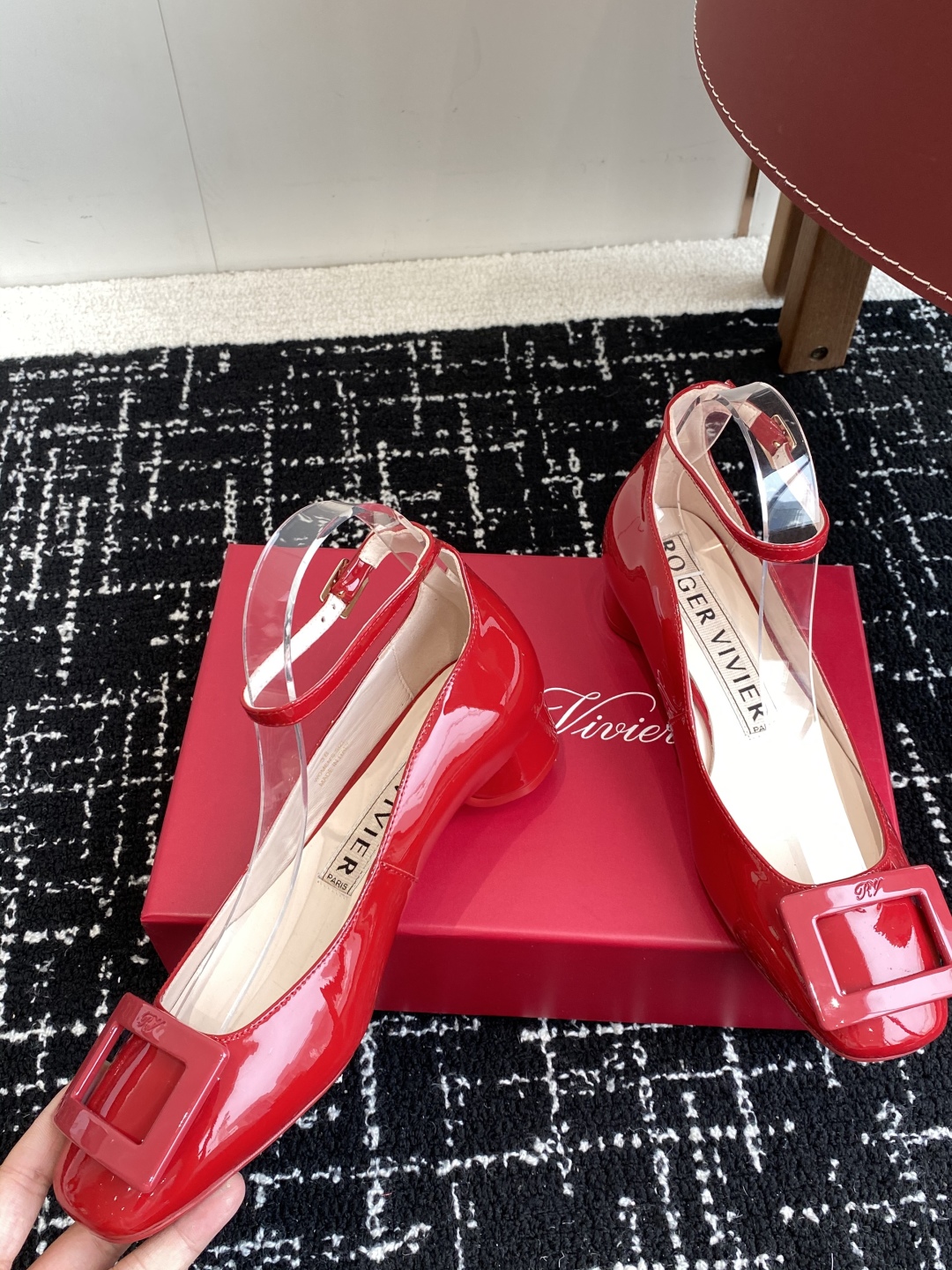 代购级
Roger Vivier RV 25ss 新款 烤漆方扣单鞋

始创于1965年，Roger V
