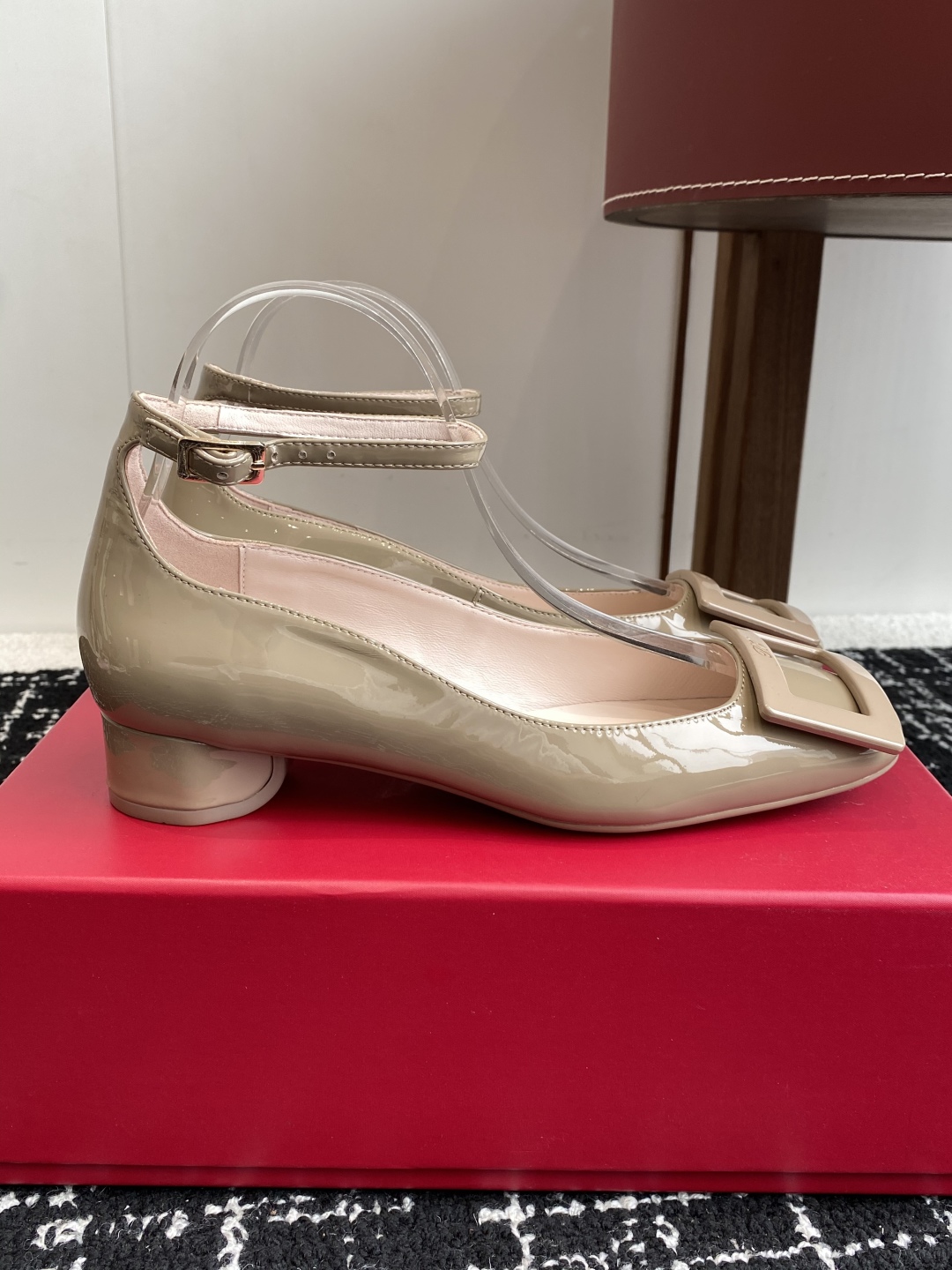 代购级
Roger Vivier RV 25ss 新款 烤漆方扣单鞋

始创于1965年，Roger V