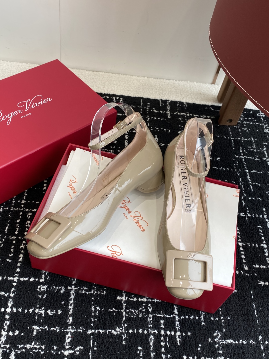 代购级
Roger Vivier RV 25ss 新款 烤漆方扣单鞋

始创于1965年，Roger V
