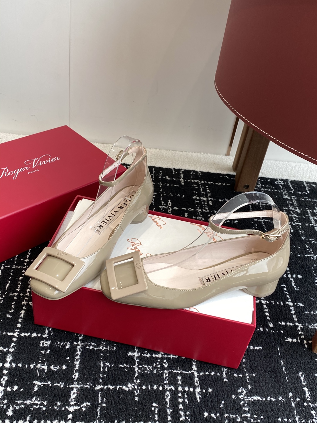 代购级
Roger Vivier RV 25ss 新款 烤漆方扣单鞋

始创于1965年，Roger V