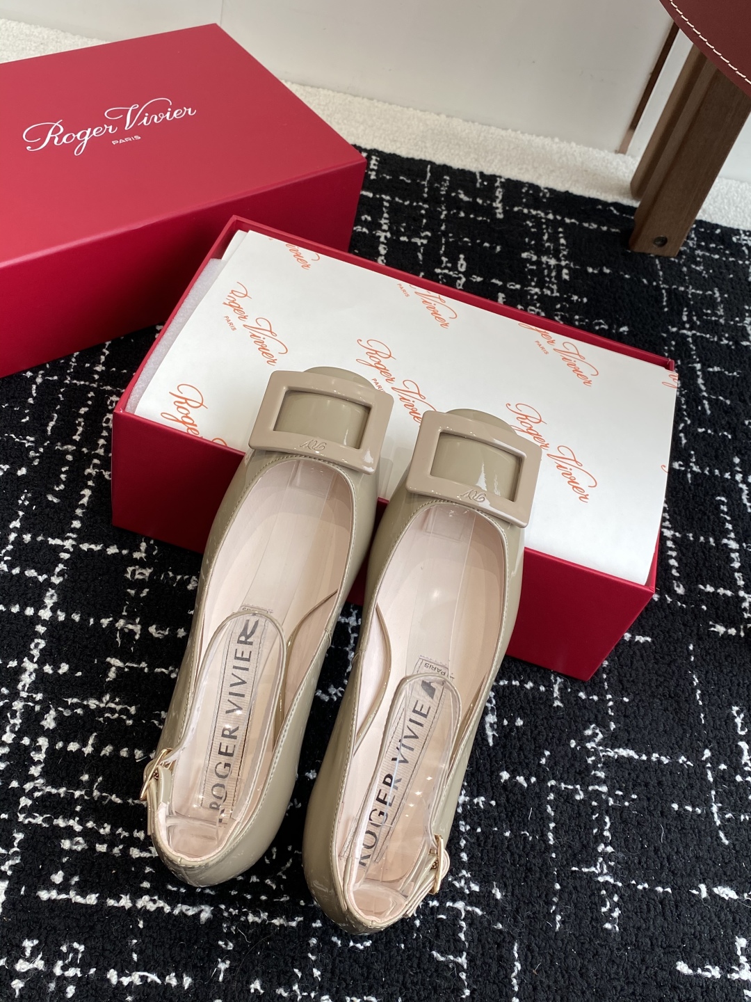 代购级
Roger Vivier RV 25ss 新款 烤漆方扣单鞋

始创于1965年，Roger V