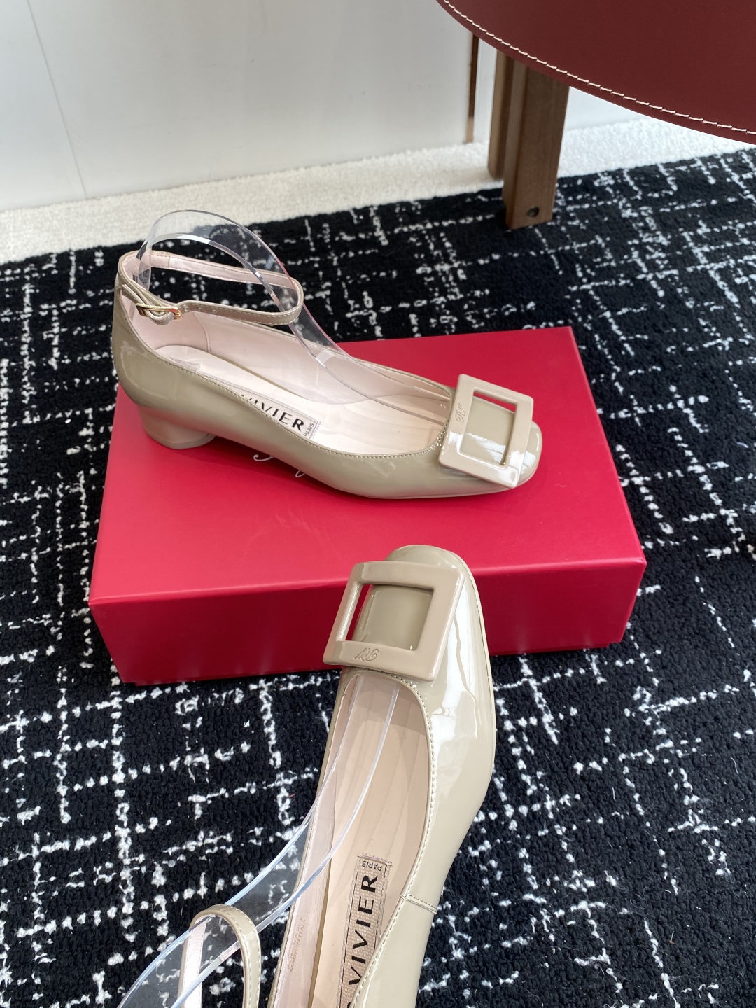 代购级
Roger Vivier RV 25ss 新款 烤漆方扣单鞋

始创于1965年，Roger V