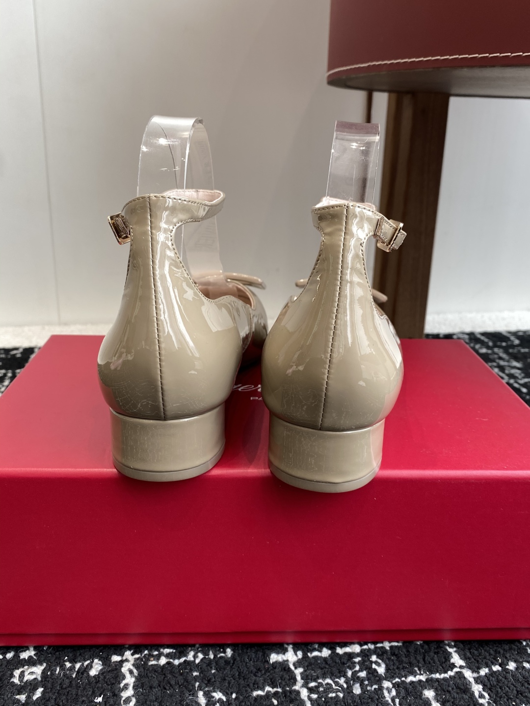 代购级
Roger Vivier RV 25ss 新款 烤漆方扣单鞋

始创于1965年，Roger V