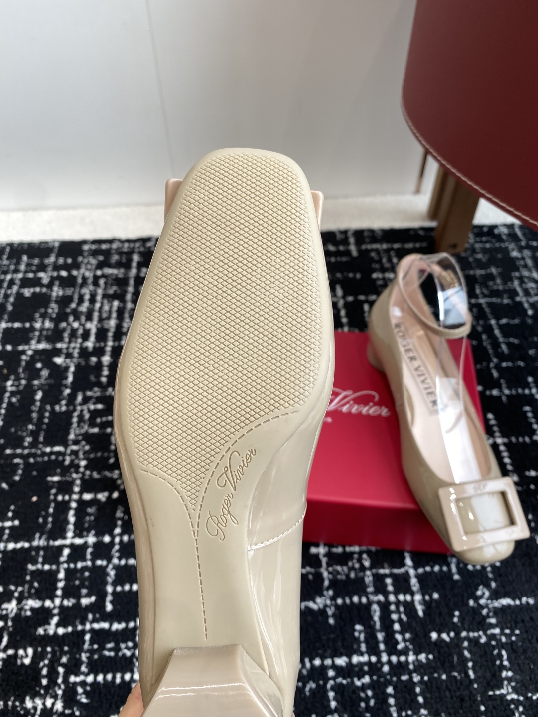 代购级
Roger Vivier RV 25ss 新款 烤漆方扣单鞋

始创于1965年，Roger V