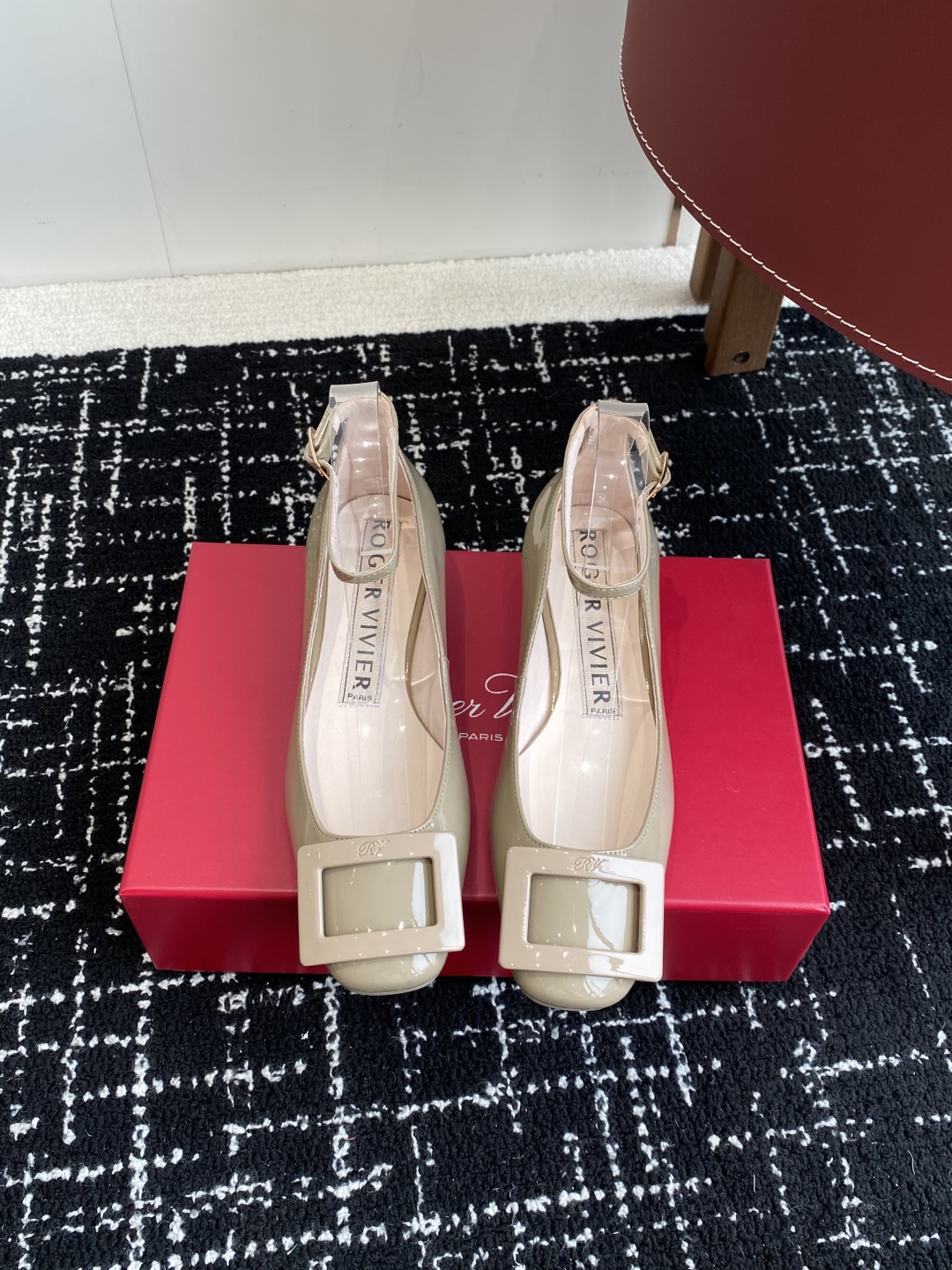 代购级
Roger Vivier RV 25ss 新款 烤漆方扣单鞋

始创于1965年，Roger V