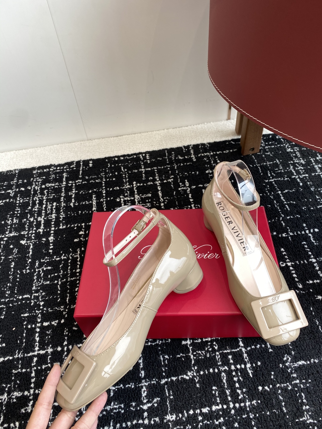 代购级
Roger Vivier RV 25ss 新款 烤漆方扣单鞋

始创于1965年，Roger V