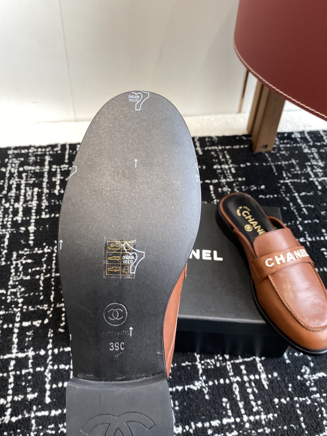 代购级
Chanel 25ss 小香 新款 小香扣  半拖乐福鞋 春夏香家必备爆款

女神系列，拥有香家