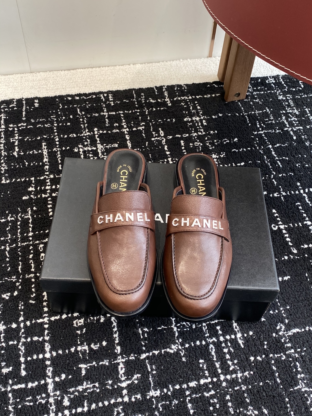 代购级
Chanel 25ss 小香 新款 小香扣  半拖乐福鞋 春夏香家必备爆款

女神系列，拥有香家