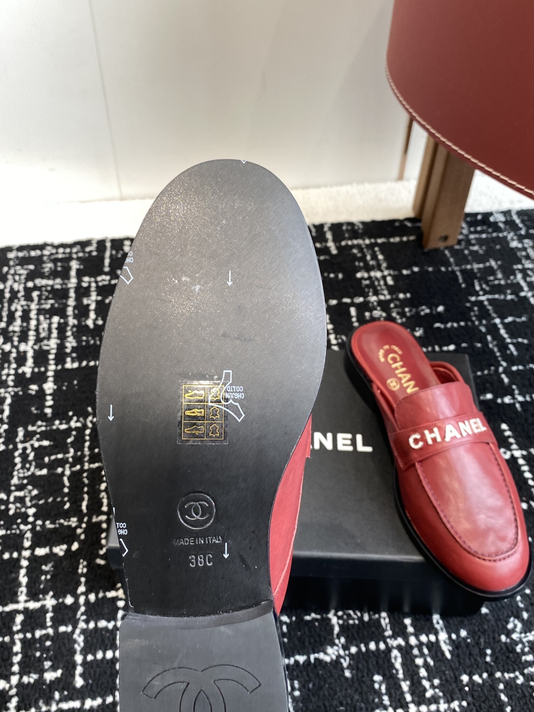 代购级
Chanel 25ss 小香 新款 小香扣  半拖乐福鞋 春夏香家必备爆款

女神系列，拥有香家