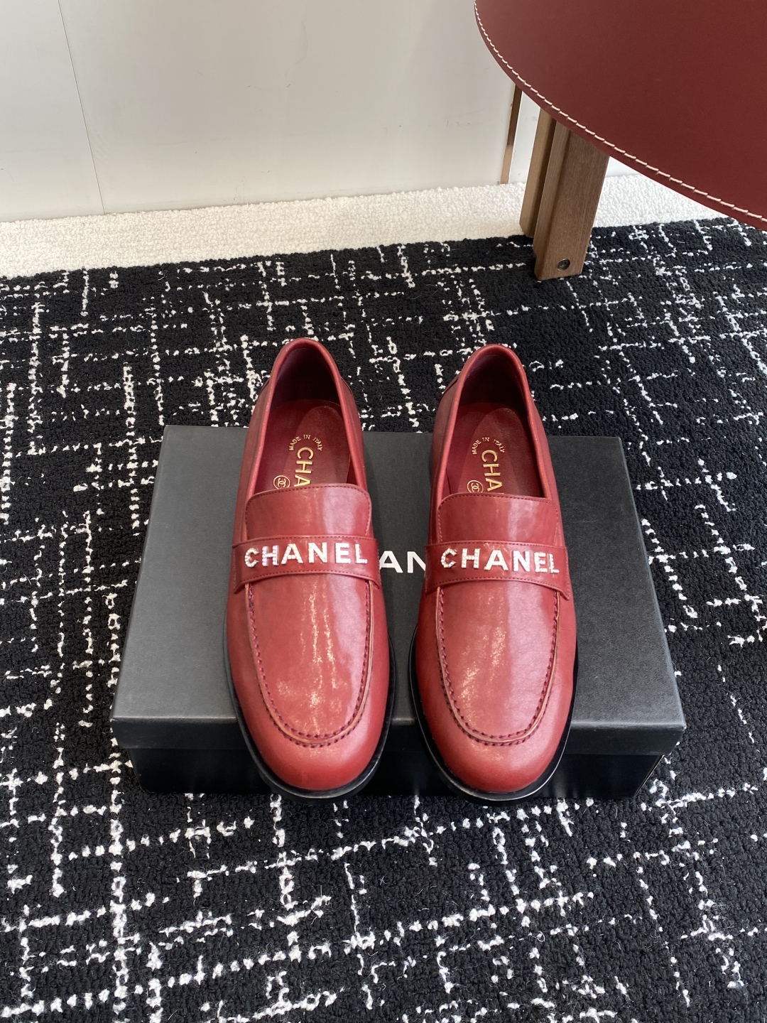 代购级
Chanel 25ss 小香 新款 小香扣  半拖乐福鞋 春夏香家必备爆款

女神系列，拥有香家