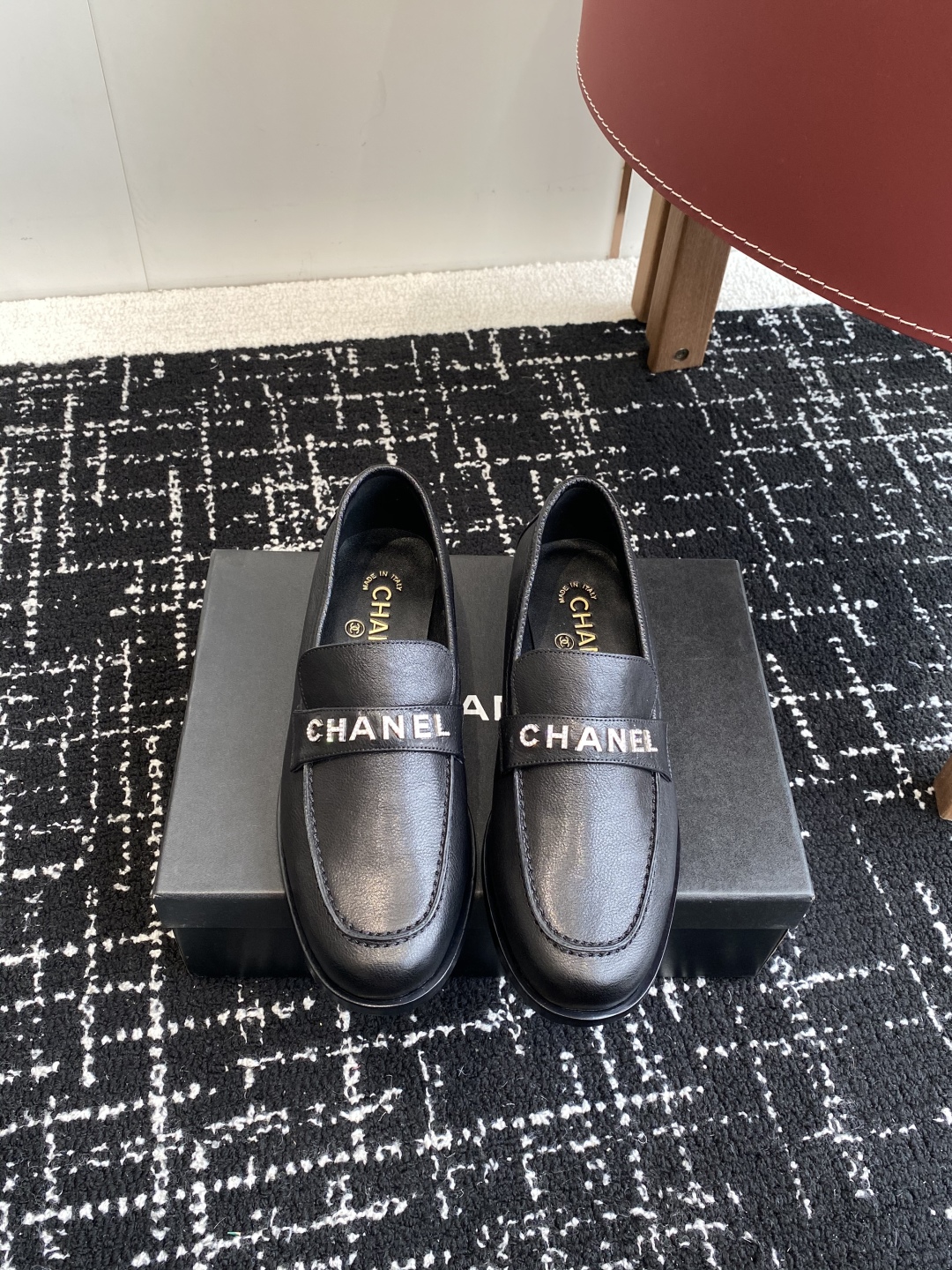 代购级
Chanel 25ss 小香 新款 小香扣  半拖乐福鞋 春夏香家必备爆款

女神系列，拥有香家