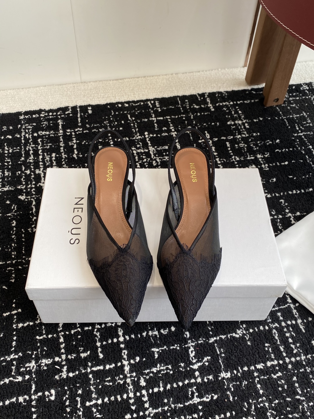 代购级
neous 25ss春夏新品 尖头后空猫跟凉鞋

这款自带大小姐风气质 无论是搭配牛仔裤百褶裙 