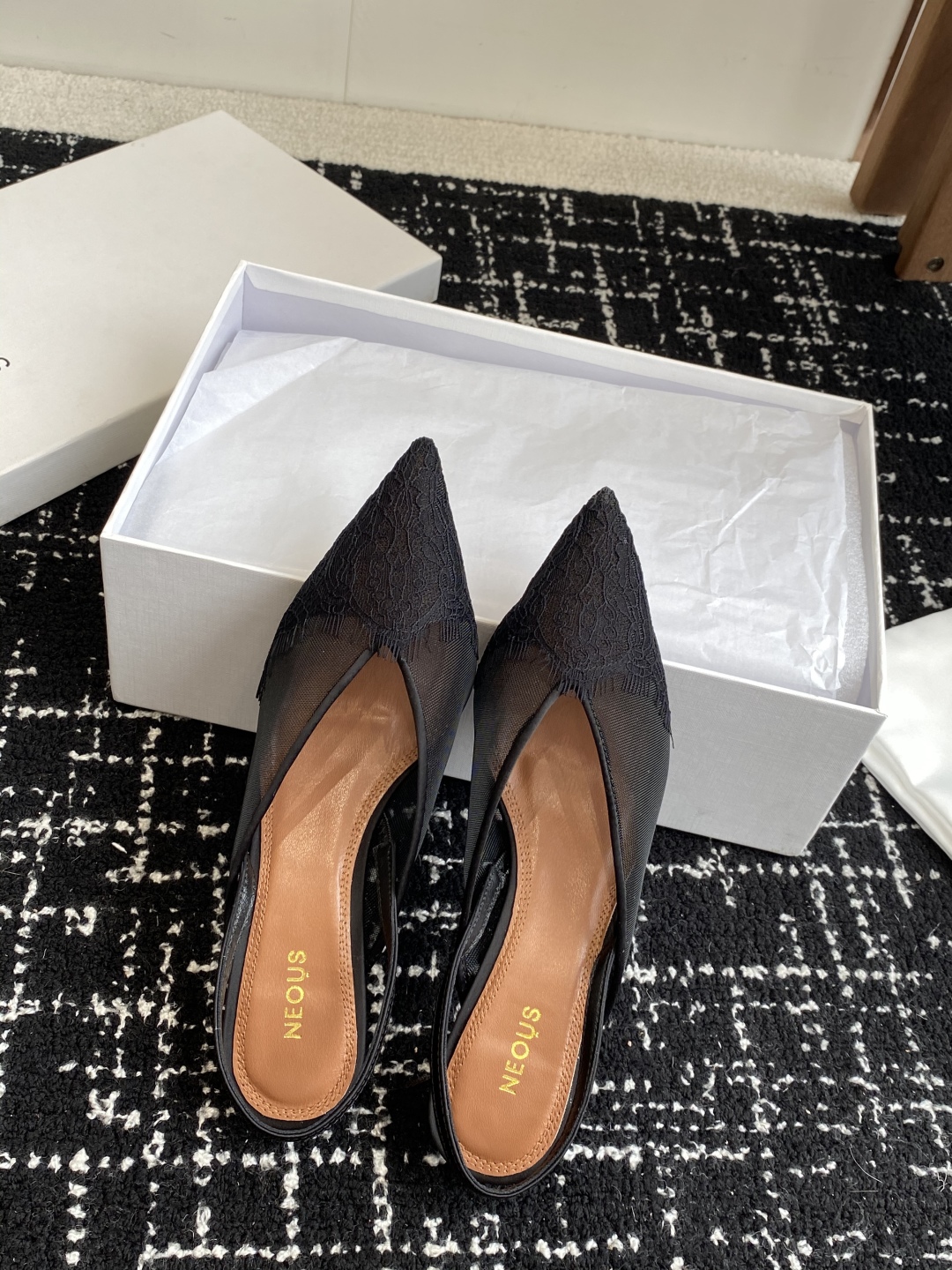 代购级
neous 25ss春夏新品 尖头后空猫跟凉鞋

这款自带大小姐风气质 无论是搭配牛仔裤百褶裙 