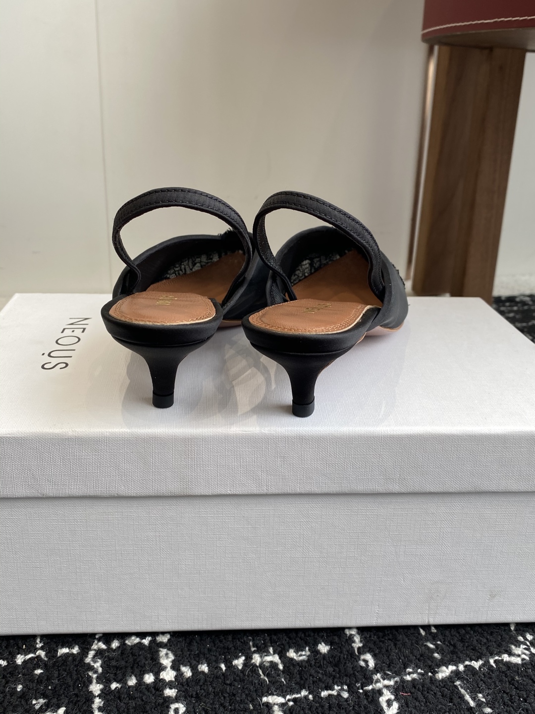 代购级
neous 25ss春夏新品 尖头后空猫跟凉鞋

这款自带大小姐风气质 无论是搭配牛仔裤百褶裙 