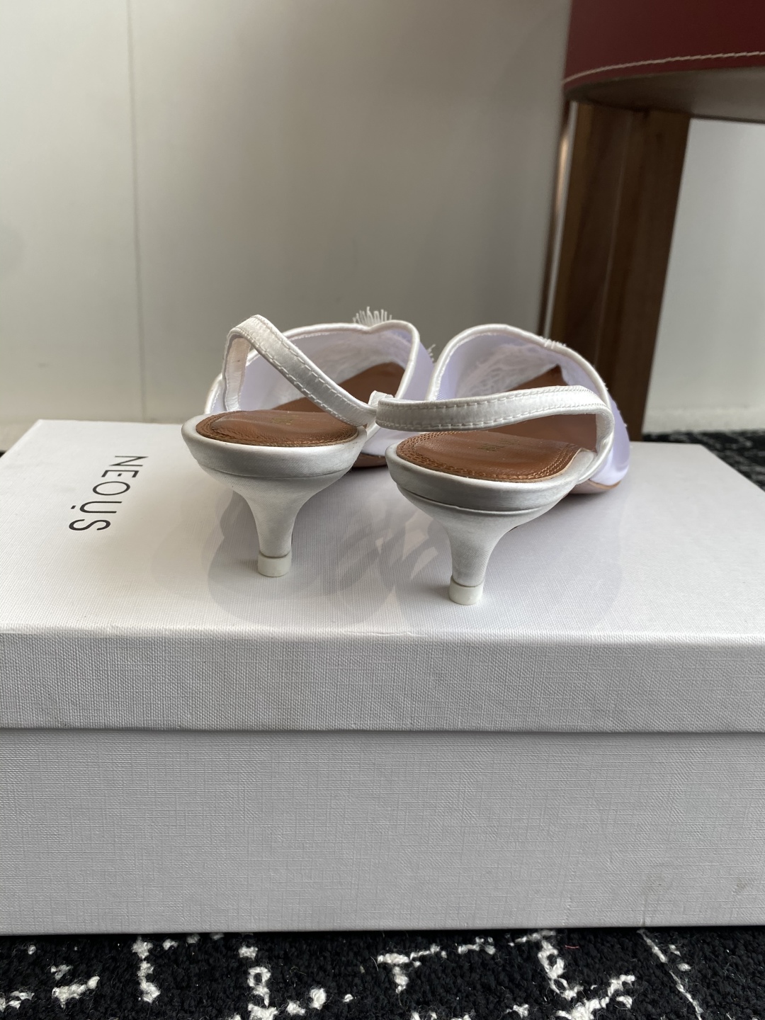 代购级
neous 25ss春夏新品 尖头后空猫跟凉鞋

这款自带大小姐风气质 无论是搭配牛仔裤百褶裙 