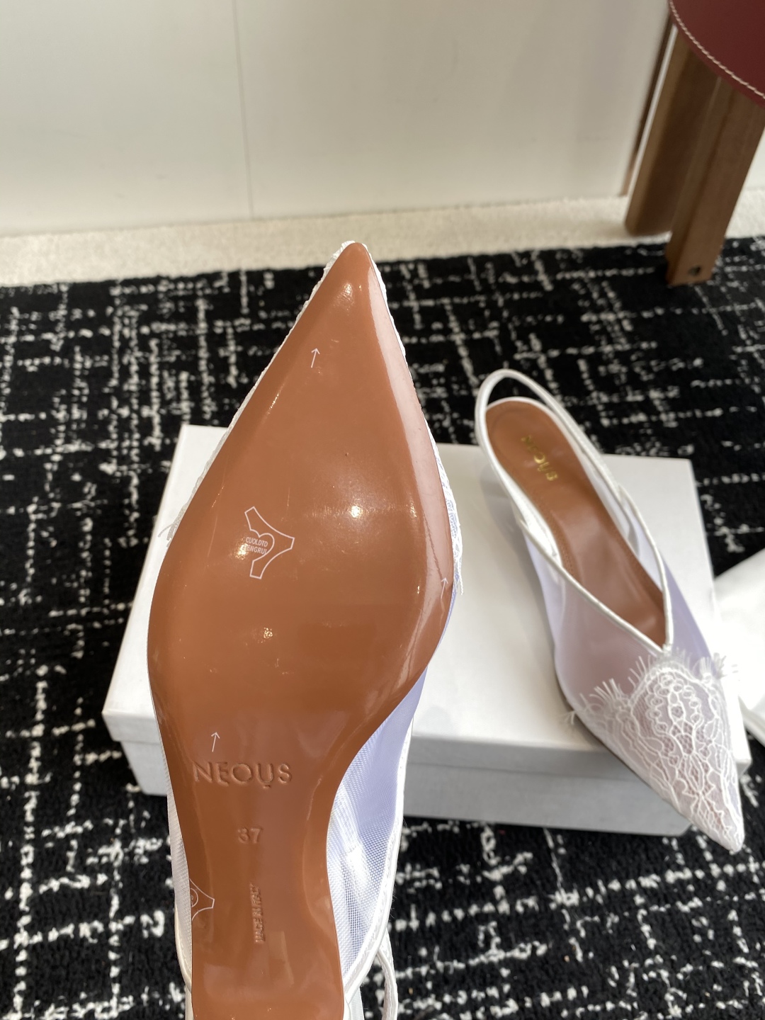 代购级
neous 25ss春夏新品 尖头后空猫跟凉鞋

这款自带大小姐风气质 无论是搭配牛仔裤百褶裙 