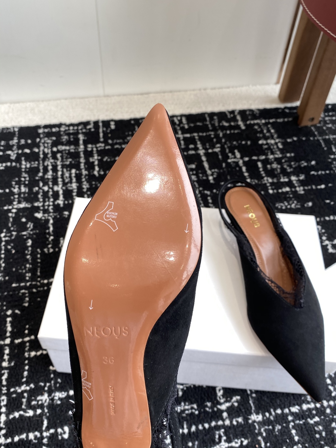 代购级
neous 25ss春夏新品 尖头后空猫跟凉鞋

这款自带大小姐风气质 无论是搭配牛仔裤百褶裙 
