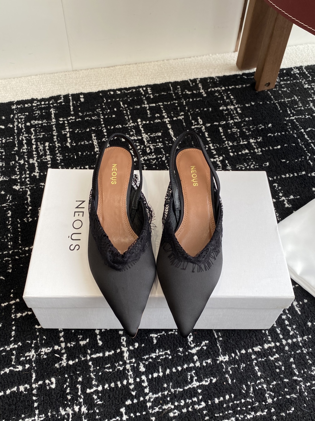 代购级
neous 25ss春夏新品 尖头后空猫跟凉鞋

这款自带大小姐风气质 无论是搭配牛仔裤百褶裙 