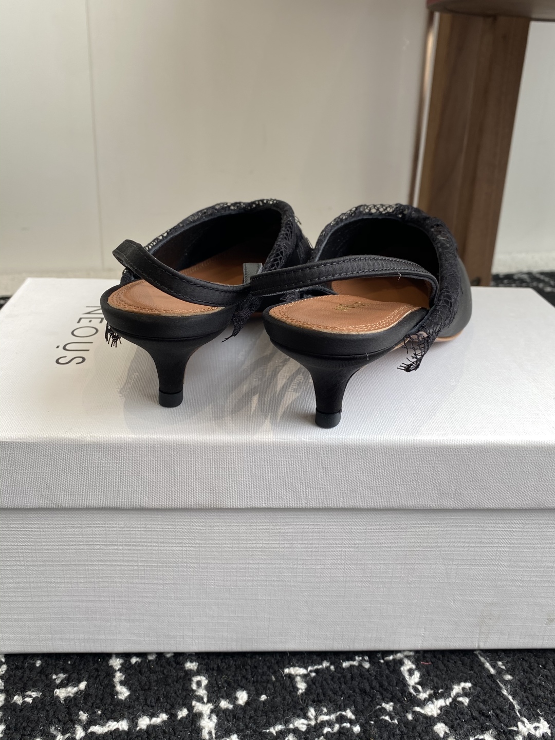 代购级
neous 25ss春夏新品 尖头后空猫跟凉鞋

这款自带大小姐风气质 无论是搭配牛仔裤百褶裙 