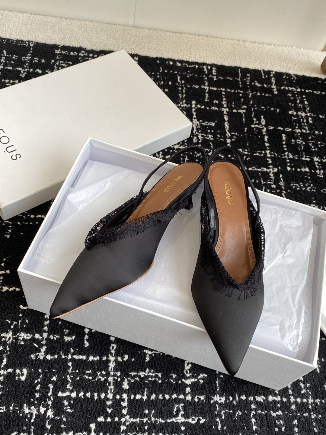 代购级
neous 25ss春夏新品 尖头后空猫跟凉鞋

这款自带大小姐风气质 无论是搭配牛仔裤百褶裙 