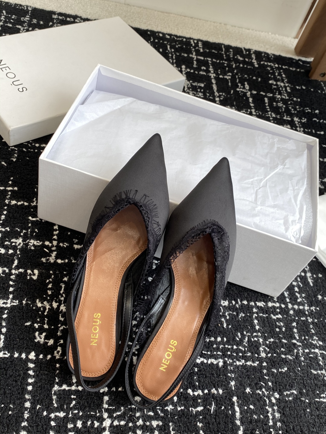 代购级
neous 25ss春夏新品 尖头后空猫跟凉鞋

这款自带大小姐风气质 无论是搭配牛仔裤百褶裙 