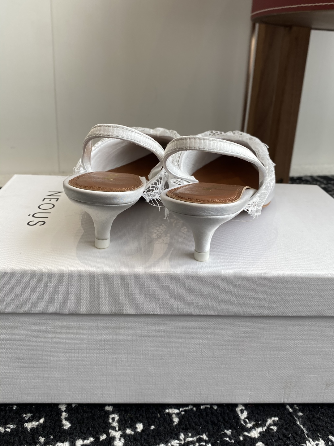 代购级
neous 25ss春夏新品 尖头后空猫跟凉鞋

这款自带大小姐风气质 无论是搭配牛仔裤百褶裙 