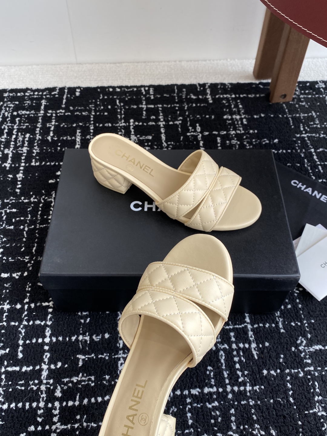 代购级（官网同步✈️盒包装）
CHANEL 香奈儿 24ss 二带 粗跟 拖鞋 凉鞋

自留款，真皮底，