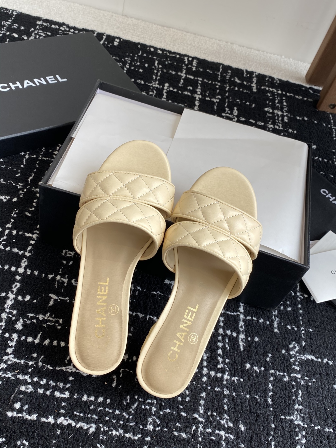 代购级（官网同步✈️盒包装）
CHANEL 香奈儿 24ss 二带 粗跟 拖鞋 凉鞋

自留款，真皮底，