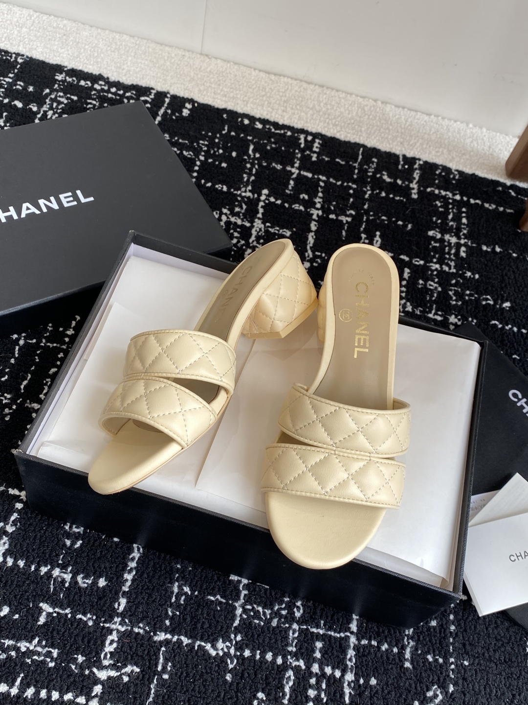 代购级（官网同步✈️盒包装）
CHANEL 香奈儿 24ss 二带 粗跟 拖鞋 凉鞋

自留款，真皮底，