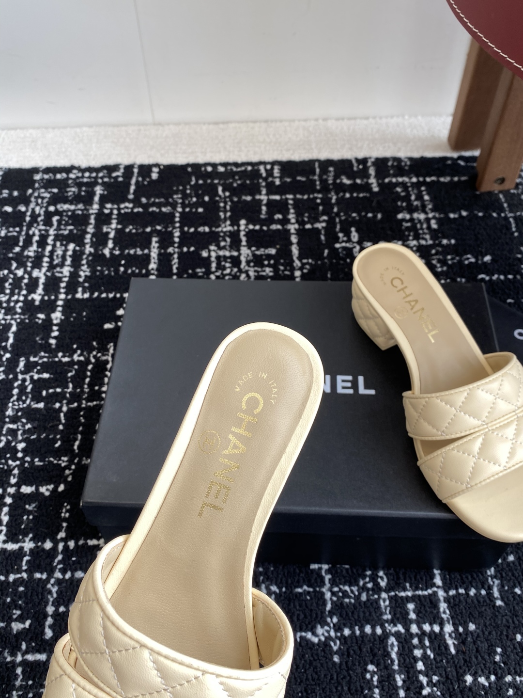 代购级（官网同步✈️盒包装）
CHANEL 香奈儿 24ss 二带 粗跟 拖鞋 凉鞋

自留款，真皮底，