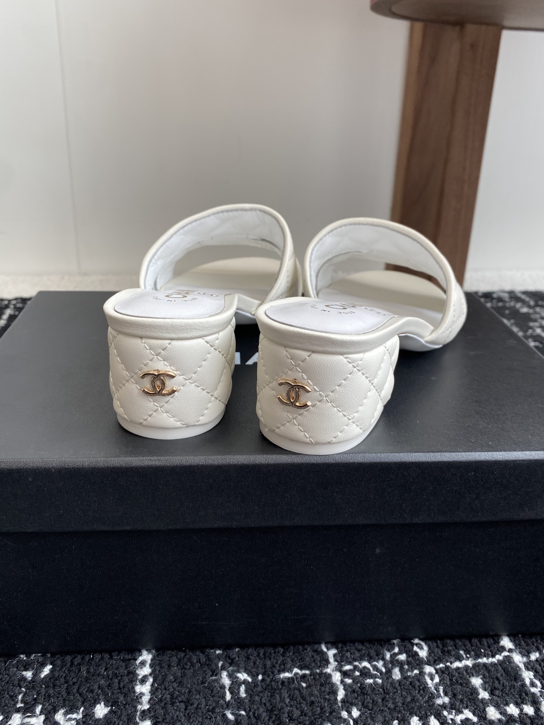 代购级（官网同步✈️盒包装）
CHANEL 香奈儿 24ss 二带 粗跟 拖鞋 凉鞋

自留款，真皮底，