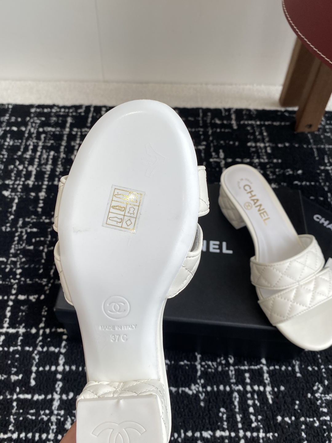 代购级（官网同步✈️盒包装）
CHANEL 香奈儿 24ss 二带 粗跟 拖鞋 凉鞋

自留款，真皮底，