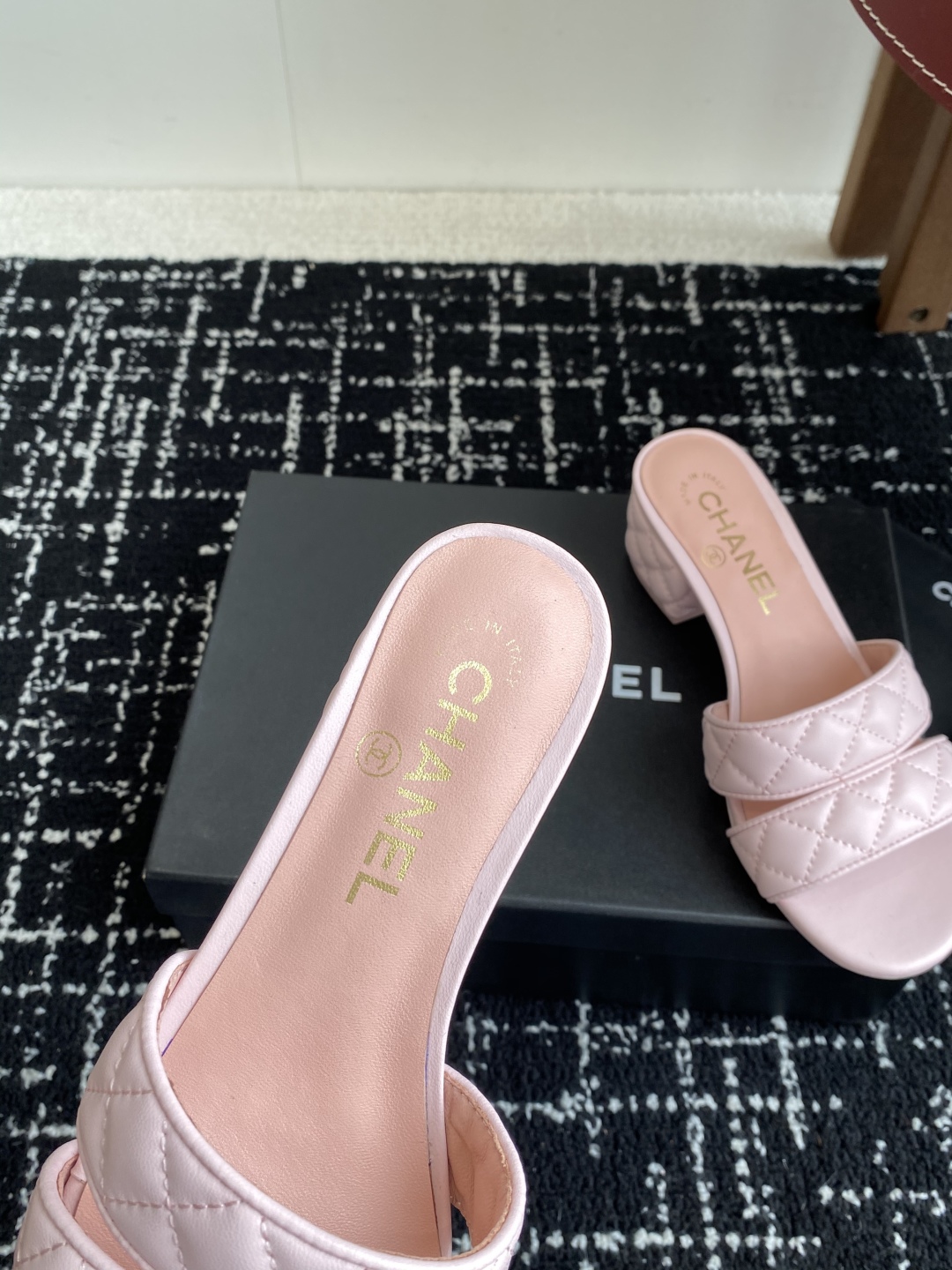 代购级（官网同步✈️盒包装）
CHANEL 香奈儿 24ss 二带 粗跟 拖鞋 凉鞋

自留款，真皮底，