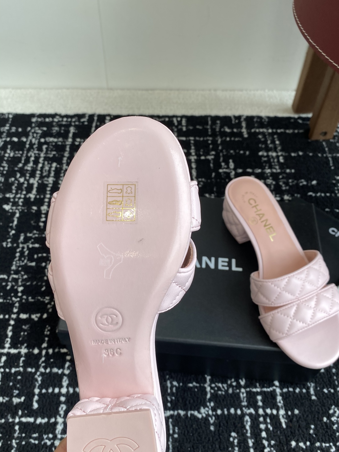 代购级（官网同步✈️盒包装）
CHANEL 香奈儿 24ss 二带 粗跟 拖鞋 凉鞋

自留款，真皮底，