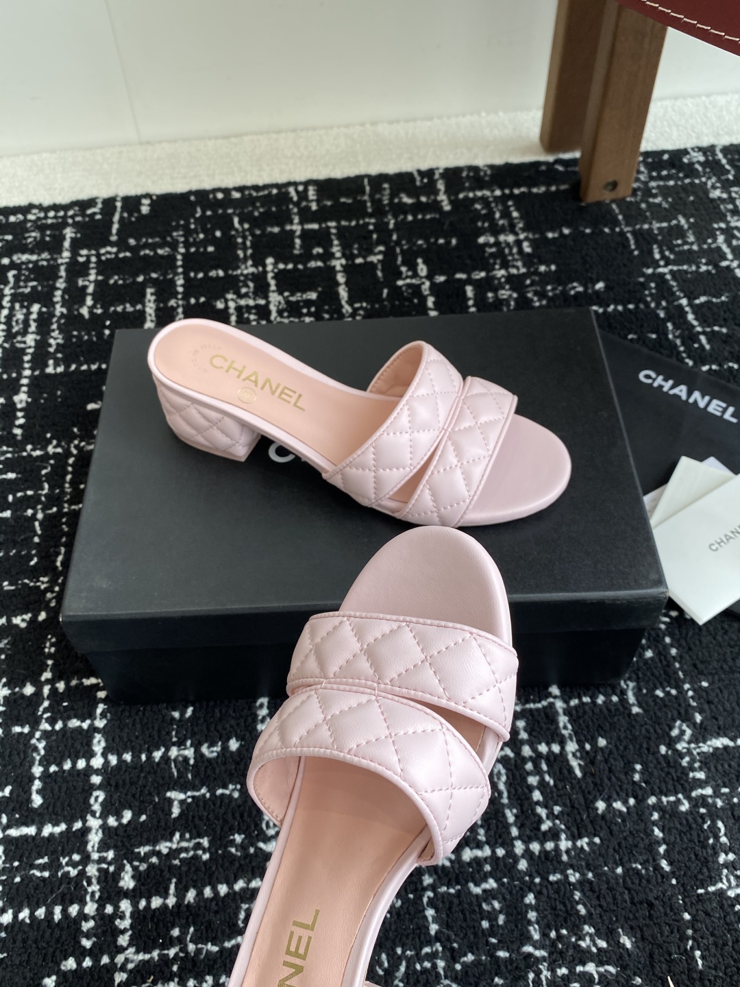 代购级（官网同步✈️盒包装）
CHANEL 香奈儿 24ss 二带 粗跟 拖鞋 凉鞋

自留款，真皮底，