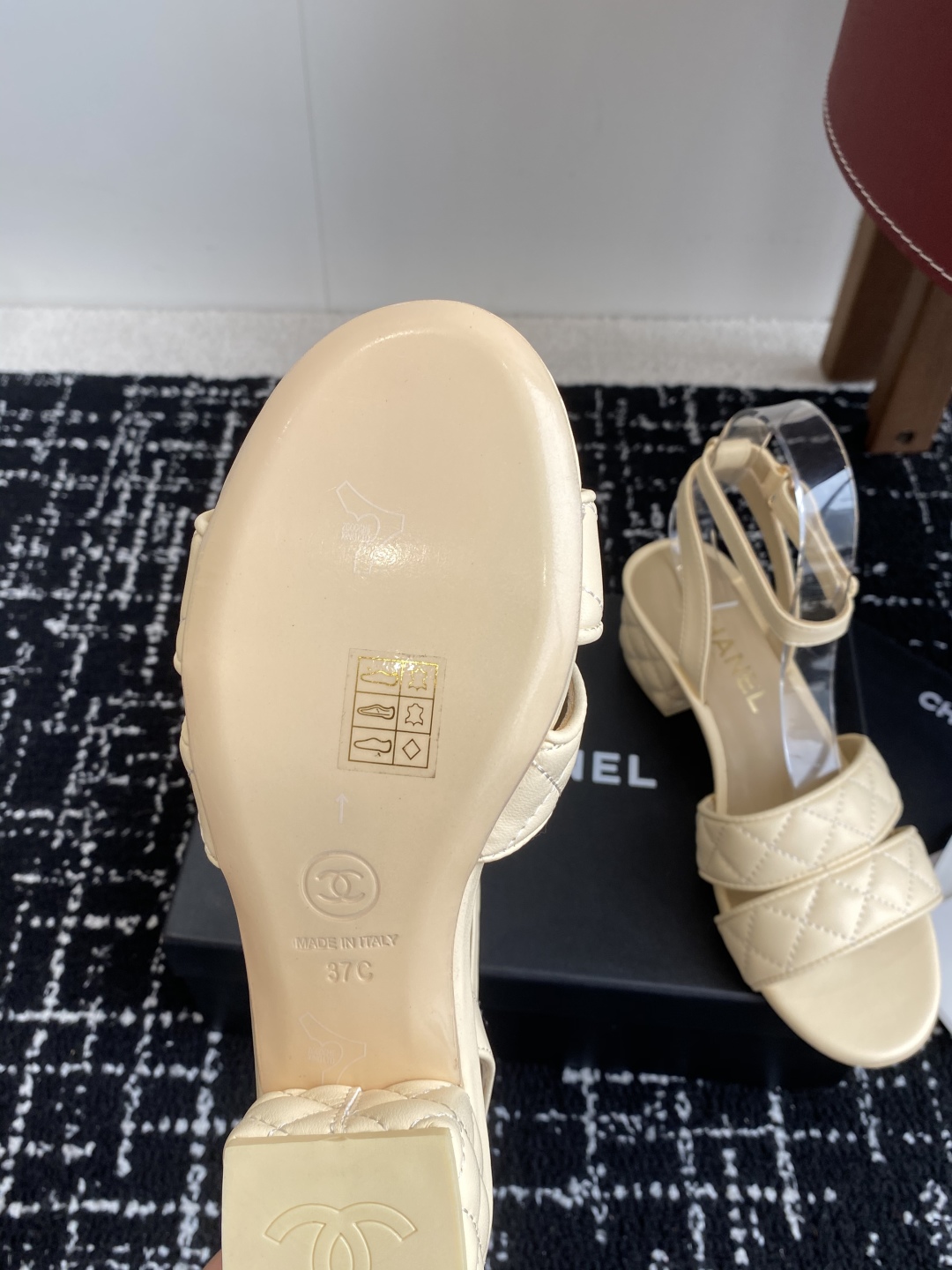 代购级（官网同步✈️盒包装）
CHANEL 香奈儿 24ss 二带 粗跟 拖鞋 凉鞋

自留款，真皮底，