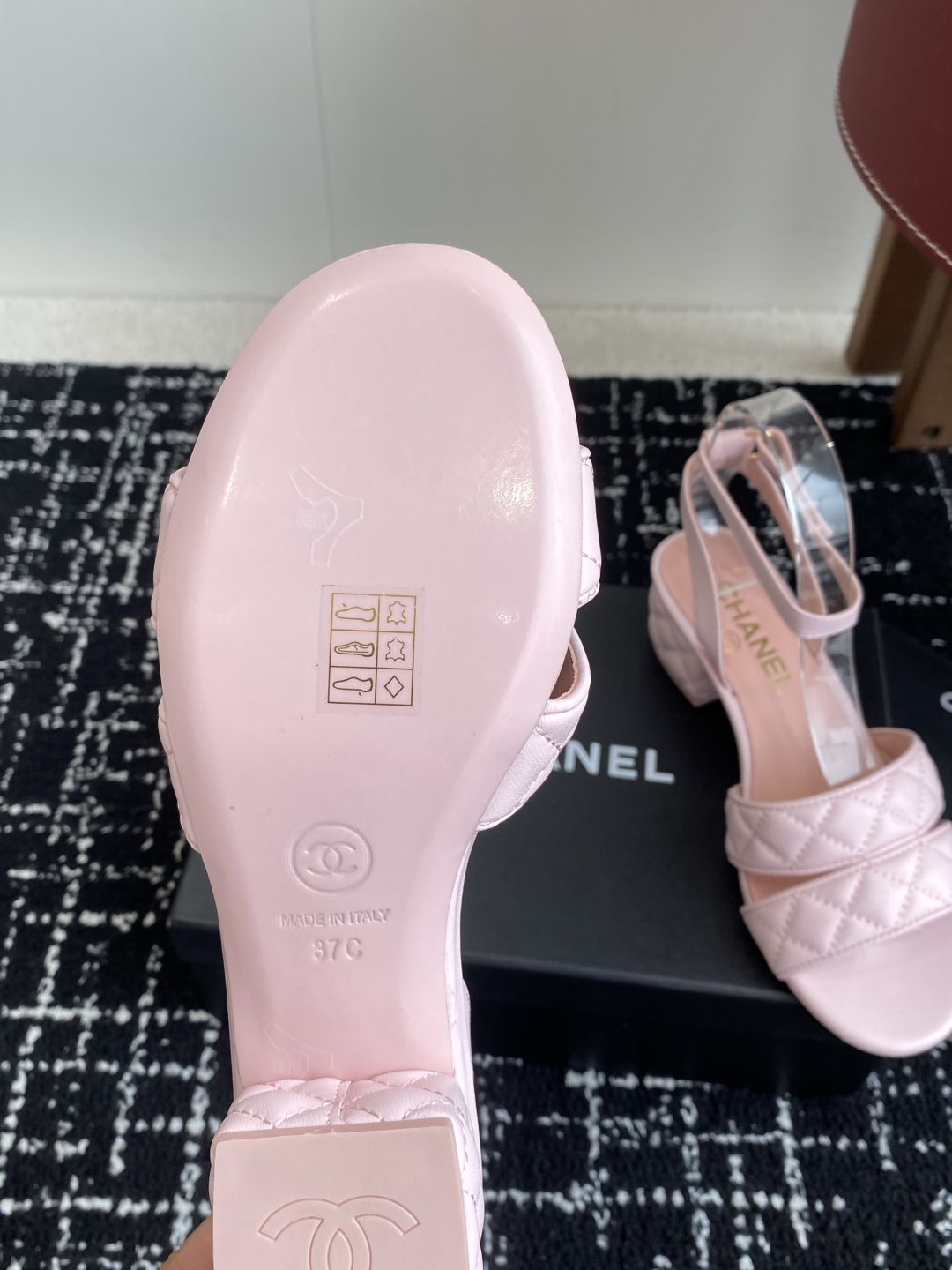 代购级（官网同步✈️盒包装）
CHANEL 香奈儿 24ss 二带 粗跟 拖鞋 凉鞋

自留款，真皮底，