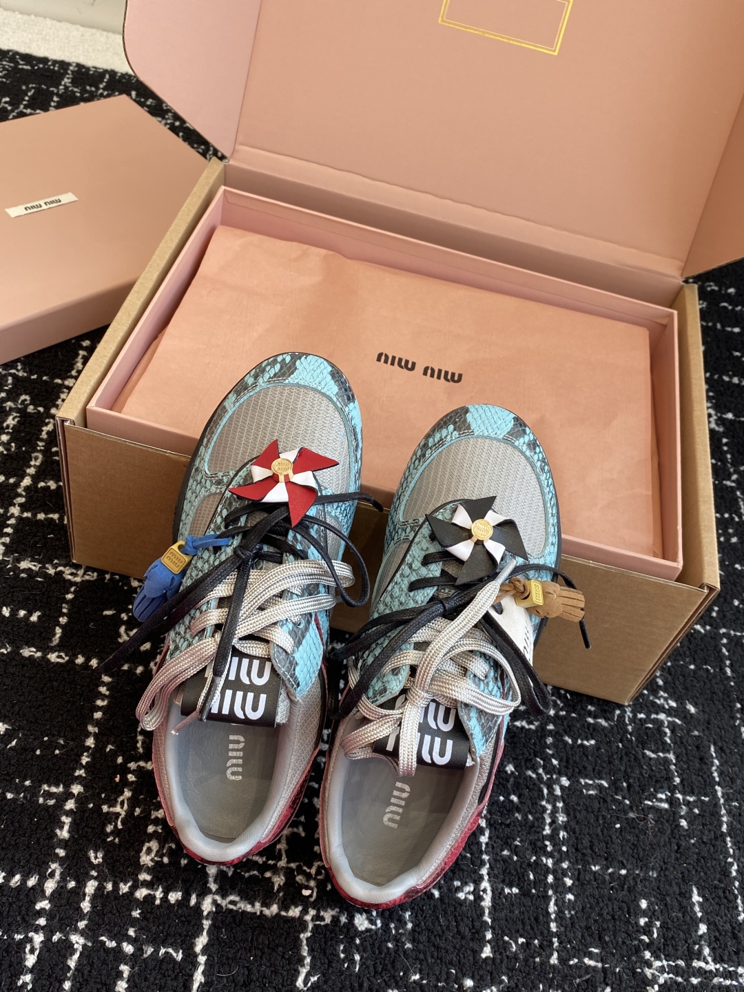 代购级（官网同步✈️盒包装）
Miu Miu 25ss 春夏新款走秀MiuMiu 情侣款德训 休闲鞋 
