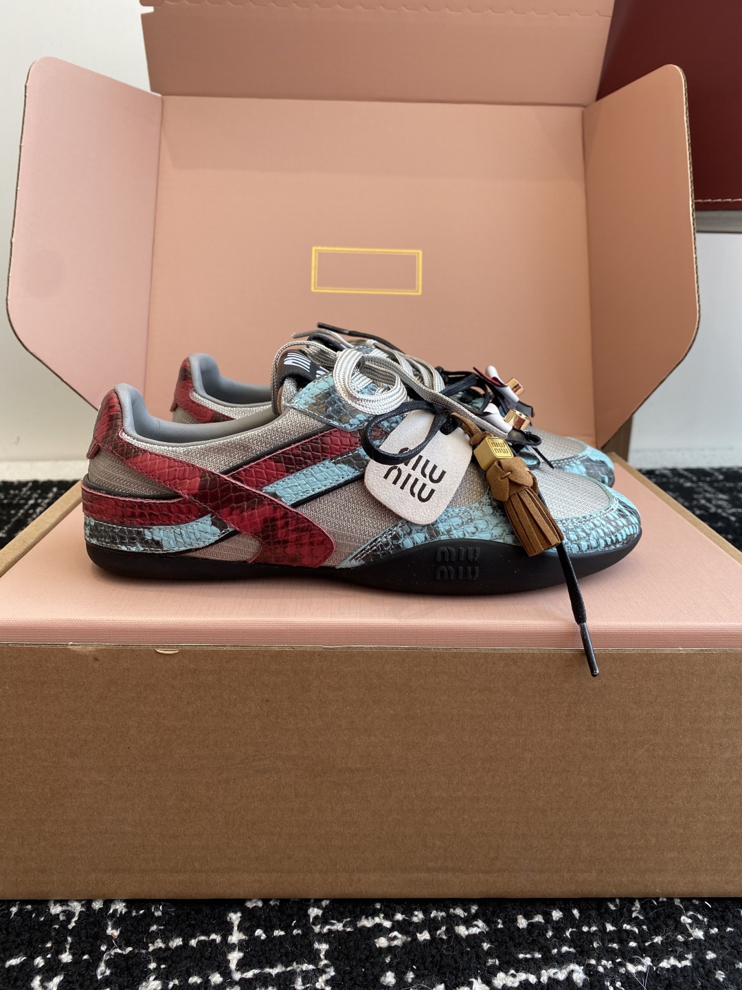 代购级（官网同步✈️盒包装）
Miu Miu 25ss 春夏新款走秀MiuMiu 情侣款德训 休闲鞋 

