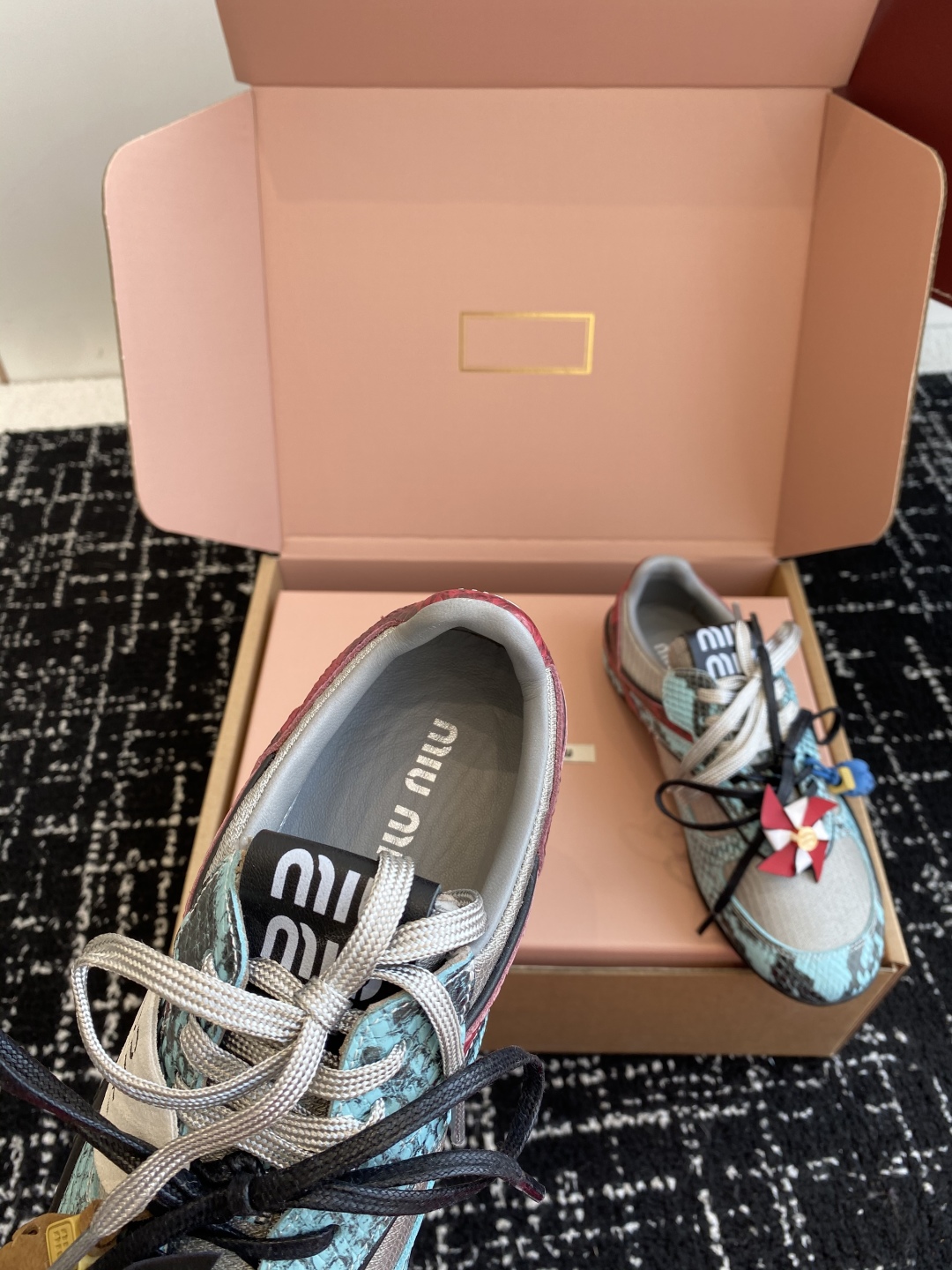代购级（官网同步✈️盒包装）
Miu Miu 25ss 春夏新款走秀MiuMiu 情侣款德训 休闲鞋 
