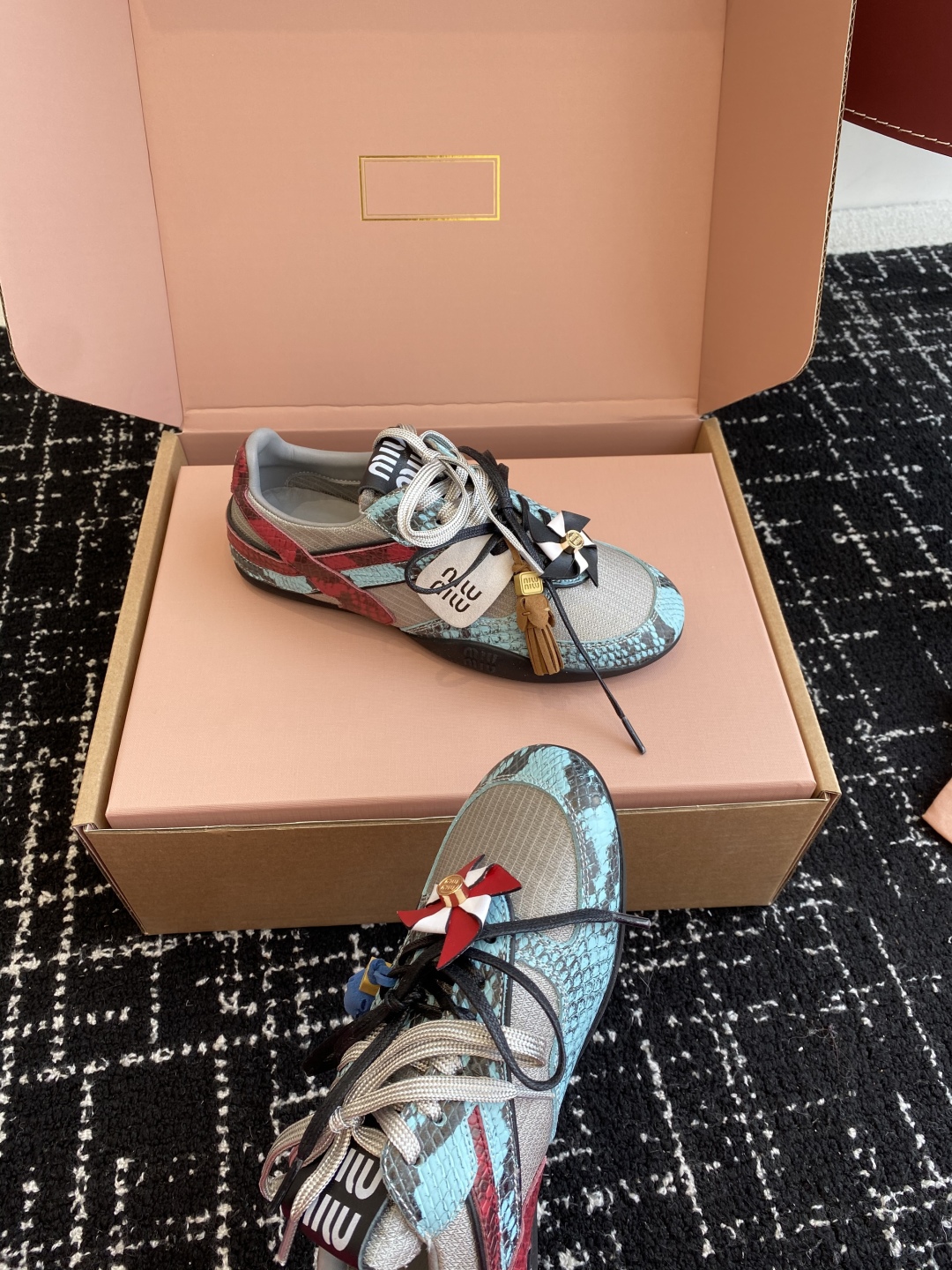 代购级（官网同步✈️盒包装）
Miu Miu 25ss 春夏新款走秀MiuMiu 情侣款德训 休闲鞋 
