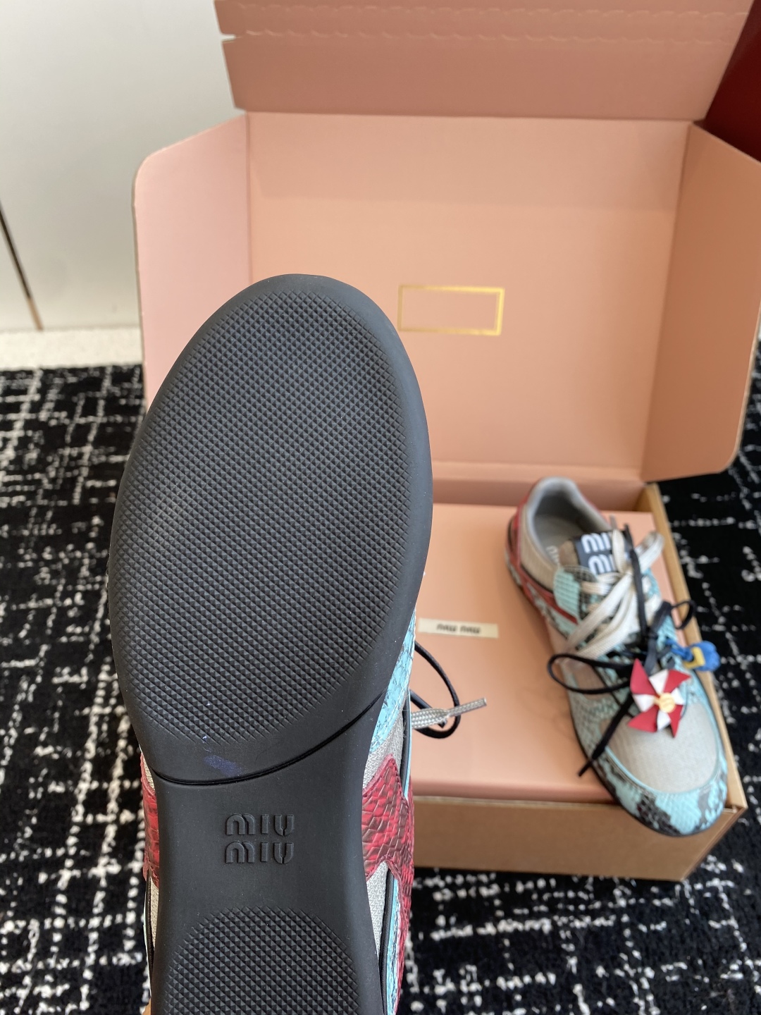 代购级（官网同步✈️盒包装）
Miu Miu 25ss 春夏新款走秀MiuMiu 情侣款德训 休闲鞋 
