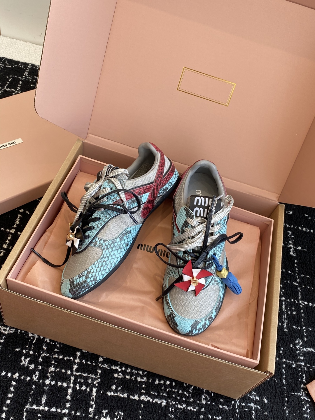 代购级（官网同步✈️盒包装）
Miu Miu 25ss 春夏新款走秀MiuMiu 情侣款德训 休闲鞋 
